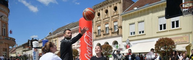 Rašić uz klince na Igrama! ČUVENI KOŠARKAŠ podbacio loptu, a onda je krenuo spektakl u Sremskoj Mitrovici