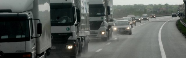 Crnogorci kamiondžijama na carinskom terminalu naplaćuju umivanje i pranje zuba i ljudi su zgroženi