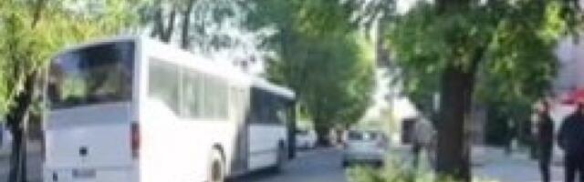 UZNEMIRUJUĆI SNIMAK SA BEŽANIJSKE KOSE! Autobus pokosio čoveka (VIDEO)