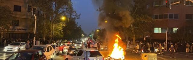 POLICIJA U IRANU UBILA DEVOJKU JER NIJE NOSILA HIDŽAB: Narod izašao na ulice, petoro stradalo (FOTO)