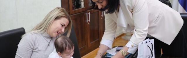 Prijem i zlatnik za malenu Bogdanu Radić rođenu na Dan grada Užica