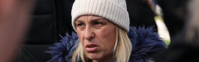 Evo šta su blokaderi napravili od ove žene: Hrka pomerila ogradu i upala u "Ćacilend", a zatim najstrašnije vređala pristune (VIDEO)