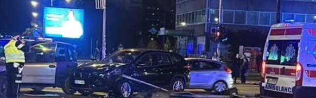 SUDAR U NOVOM SADU: Dva automobila oborila semafor, pešak teško povređen! (FOTO)