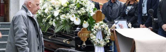 NEPREGLEDNA TUŽNA KOLONA - SVI SU TU ZBOG DUŠKA VUJOŠEVIĆA! Legendarni trener je ovo zaslužio: Pogledajte emotivne scene sa sahrane! (FOTO, VIDEO)