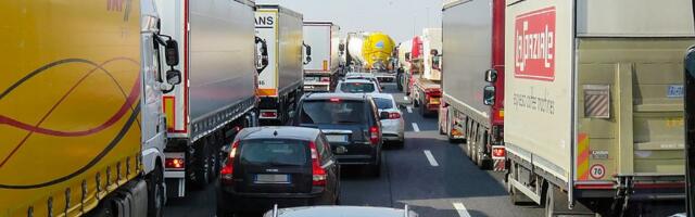 Kamioni na granici sa Hrvatskom čekaju do pet sati