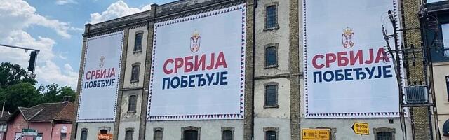 Baneri "Srbija pobeđuje" na zaštićenom Smolenskom mlinu u Subotici: "Poništavanje kulturne baštine"