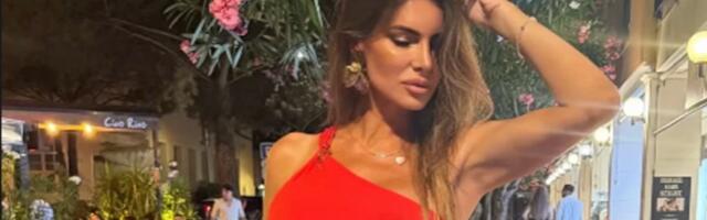 Bivša žena Duška Šarića "zapalila" Sen Trope, pozirala na ulici u ovom izdanju: Šlic do kuka, na struku prorez