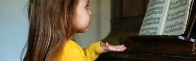 3 stvari koje je važno da roditelji kažu detetu kada uzme muzički instrument u ruke