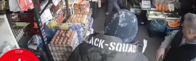 JEZIVO NASILJE NA KARABURMI: Muškarac prebija ženu na pijaci, ljudi nemo gledaju (VIDEO)