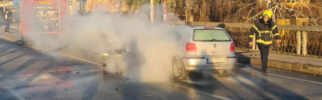Запалио се аутомобил на мосту преко Западне Мораве