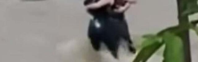 POTRESNA SCENAU ITALIJI! Prijatelji se grle usred bujice, u sledećem trenutku NESTAJU, sumnja se da su sa Balkana!