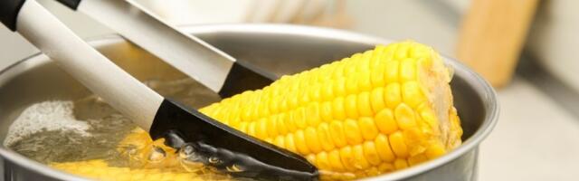 Skuvajte kukuruz za samo 10 minuta! Iskusni kuvari otkrivaju neverovatan trik