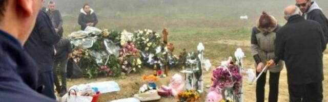 "JUTROS SAM BIO NA NAJTUŽNIJEM MESTU U SRBIJI" Predsednik Srbije obišao grob Sare, Tine i Đorđa stradalih u tragediji u Novom Sadu! (FOTO)