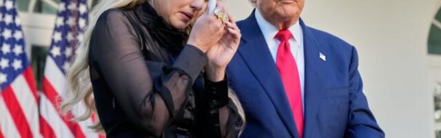 SUZE I EMOCIJE U BELOJ KUĆI: Tramp odlikovao Čarlija Kirka - ceremonija rasplakala naciju! (VIDEO)