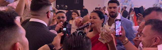 OVO SU NAJVEĆI BAKŠIŠI NA ESTRADI! Pevač na romskoj svadbi zaradio 50.000 evra, njemu za 25 sekundi stavili 25.000 evra u džep! Rekorderi