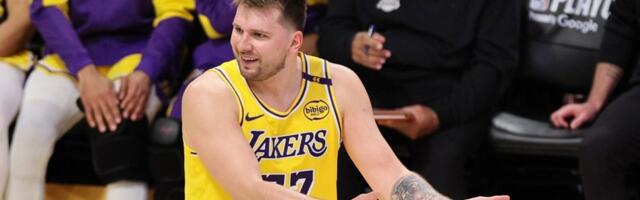 Lejkersi bez trofeja, a sudije su „previdele“ udarac laktom u glavu Luke Dončića (VIDEO)