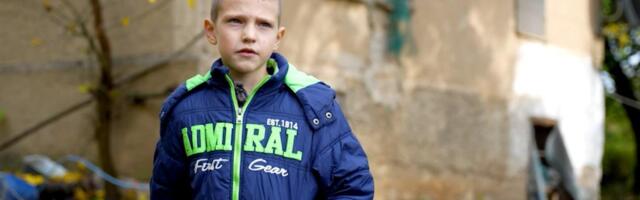 Aleksandar (10) skuplja orahe kako bi zaradio neki dinar: Kuća prokišnjava, kupatila nema, a sestra Emilija spava u kolicima - Pomozimo porodici Marković!