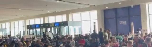 ODJEKUJU EKSPLOZIJE, AERODROMI ZATVORENI! Strašni snimci iz Dubaija kruže svetom, putnici u totalnoj panici (VIDEO)