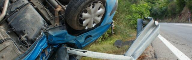 ČETIRI DEVOJKE TEŠKO POVREĐENE! Automobil sleteo sa puta i završio na krovu! (FOTO)