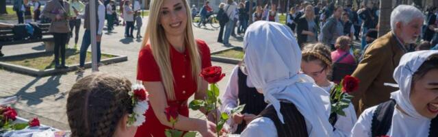 KAKO JE PROSLAVLJEN 8. MART U NOVOM BEOGRADU: Cveće i bogat muzički program za Beograđanke