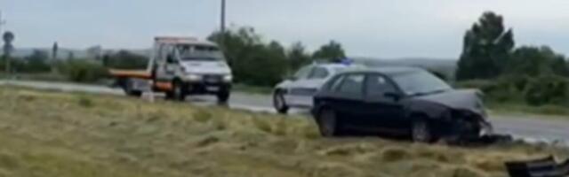 JEZIVA NESREĆA KOD BAČKE PALANKE: U udesu učestvovala tri automobila, jedan završio u njivi, na licu mesta Hitna pomoć i policija (VIDEO)