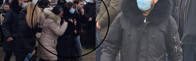 NA SAHRANI DARKOVOG OCA POJAVILA SE I ONA! Marina se ne odvaja od LAZIĆA, majka PALA PORED GROBA! Tužne scene iz Brestača (FOTO/VIDEO)