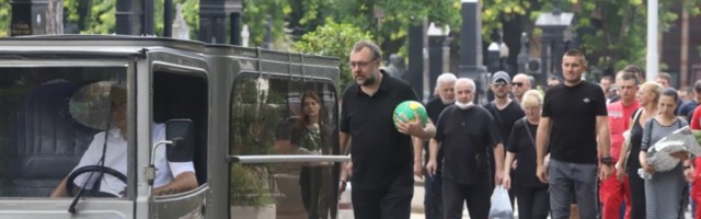 (FOTO/VIDEO) DA SRCE PUKNE OD TUGE: Otac malog Stefana SAHRANIO SINA sa fudbalskom loptom