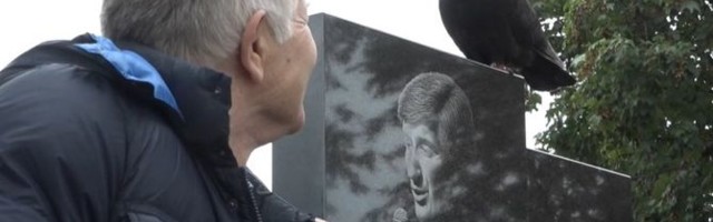 Neverovatan snimak sa pomena Tomi Zdravkoviću u momentu kada je njegov brat prišao spomeniku