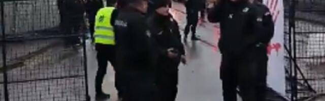 Policija okupirala Stari savski most, radnike prebacuju čamcima (VIDEO)