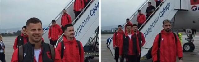 Obezbeđenje NAJSTROŽE moguće: Albanski fudbaleri sleteli u Niš (VIDEO)