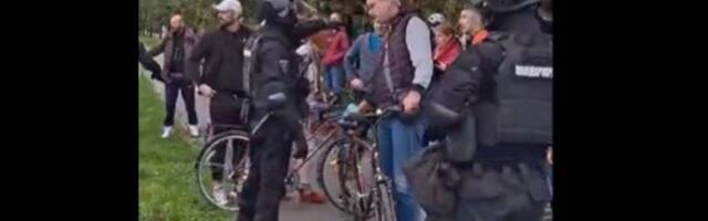 Napeto u Novom Sadu: Policija potisnula građane koji se protive šetnji SNS-ovaca (VIDEO)