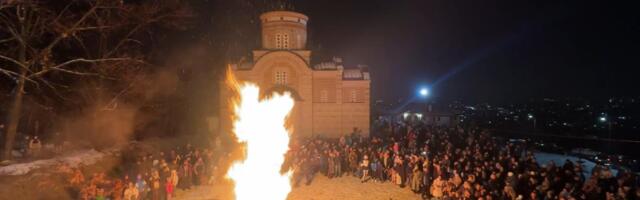 Veličanstven prizor na Badnje veče: Veliki broj vernika prisustvovao paljenju badnjaka na brdu Ljubić (FOTO)(VIDEO)