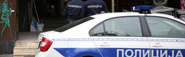 KRVAVI KOMŠIJSKI OBRAČUN U KALUĐERICI! Muškarcu zabo nož u ruke, svemu prethodila žustra svađa, krv lila po stanu!