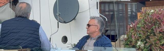 Uživa daleko od očiju šire javnosti: Evo gde smo uslikali Srđana Đokovića, Noletov otac ovde upija zrake sunca