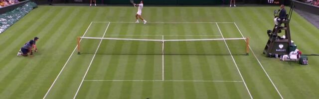 Novak se šali sa svima, još jednim potezom usred meča pokazao zašto je bog humora!