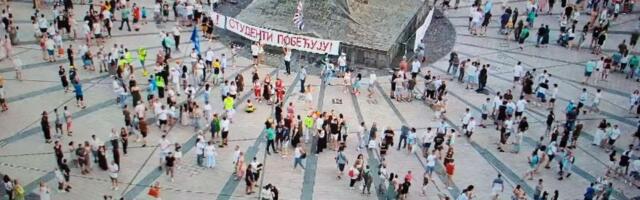 Isplivao novi snimak! Nastavlja se blokaderska drama - Zavladao opšti lom zbog debakla na skupu za Vidovdan (VIDEO)