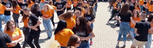 RADOST NA ULICAMA KIKINDE! Uz ples tolerancije, mladosti i lepote kikindski maturanti obeležili završetak školovanja/VIDEO/FOTO/