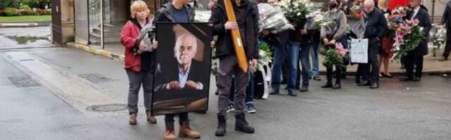Povorka sa vencima i kovčegom krenula ka grobnom mestu! Anja i Aleksandra idu ISPRED Kristine, potresne scene sa sahrane Kornelija Kovača! (FOTO)