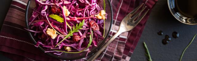 Lagana salata od crvenog kupusa sa orasima