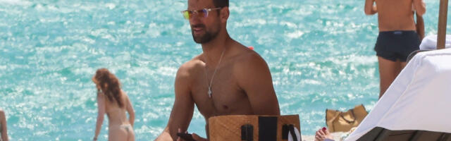 Đoković uživa u Majamiju: Nole deli autograme na plaži, uskoro se vraća u Evropu /FOTO/