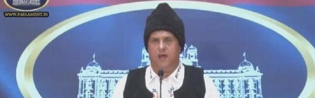 Poslanik u narodnoj nošnji došao da podrži novu Vladu