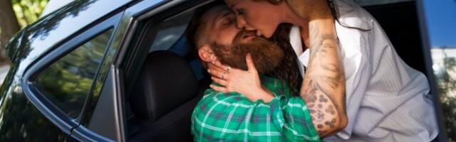 PARKIRALI AUTOMOBIL U DVORIŠTU TUĐE KUĆE, A ONDA NAVALILI JEDNO NA DRUGO! Kad je porodica pogledala snimak sa sigurnosne kamere ostali u ŠOKU!