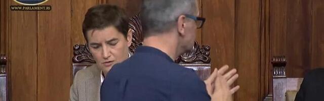 Haos u Skupštini - Brnabić rekla Ćuti: Mr’š bre u... (VIDEO)