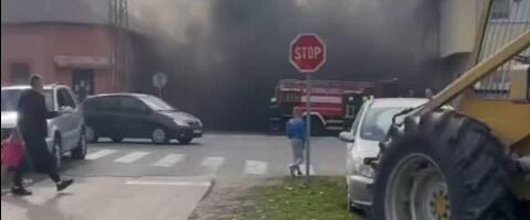 Požar u Kuli: Vatra progutala auto, vatrogasci na terenu (VIDEO)