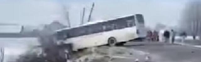 Sudar kamiona i autobusa: Jeziva nesreća kod Kraljeva (VIDEO)