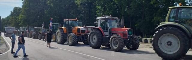 Rekovčani pešače do Kragujevca, a iz Rače su krenuli traktorima i automobilima