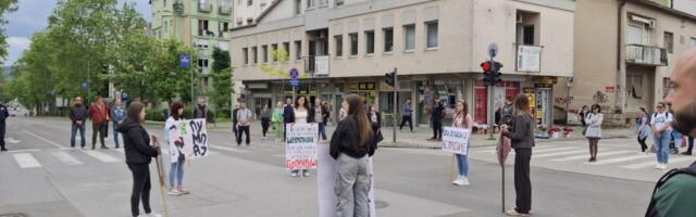 Kragujevčani i danas kod "Uzora" odali poštu nastradalima u Novom Sadu (FOTO)