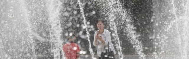 DEVOJKA SAMO U DONJEM VEŠU UZNEMIRAVALA PROLAZNIKE U CENTRU GRADA! Ušla u fontanu pa je jedva obuzdali