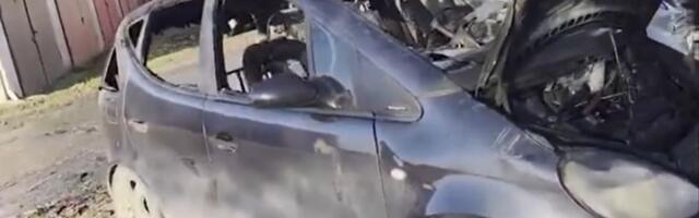 Ovo je ostalo od 5 automobila u Sremskoj Mitrovici pošto ih je vatra "progutala": Požar podmetnut?