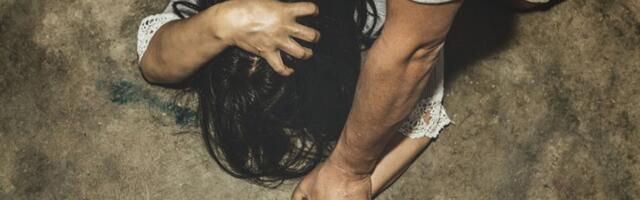 Zverski mučio devojku, sekao je nožem i šutirao u glavu